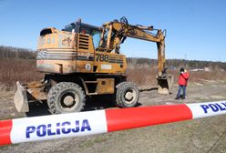 Pijany 43-latek prowadził koparkę. Przed policją ukrył się pod stertą liści