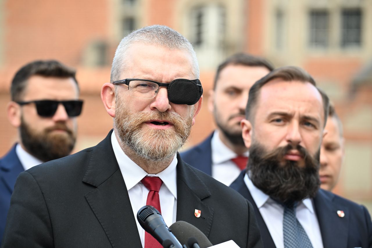 Grzegorz Braun z opaską na oku. Zdradził powód