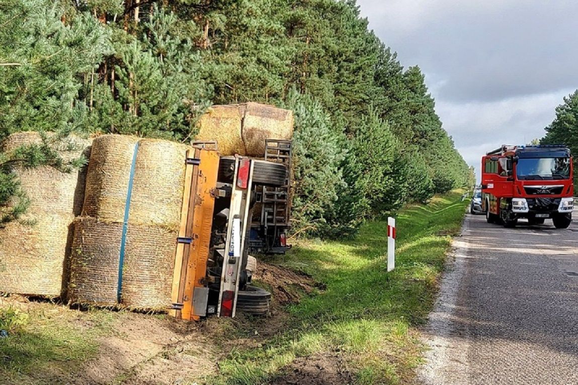 Tragiczny wypadek pod Łodzią. Ciężarówka wjechała w las