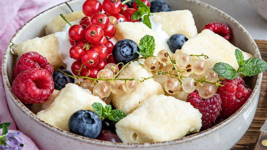 Wolisz leniwe z roztopionym masłem i bułką tartą czy z owocami?