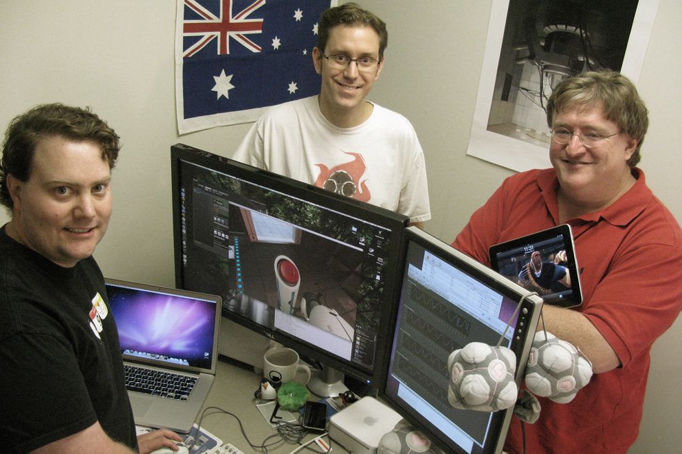 Alfred Reynolds i Jason Mitchell, odpowiedzialni za Steama na OS X, plus Gabe Newell (2010)