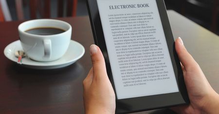 Trybunał Sprawiedliwości UE potwierdza: biblioteki mogą wypożyczać e-booki tak samo jak papierowe książki