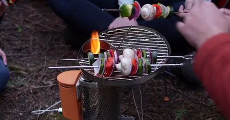 Grill, którym naładujesz w lesie telefon