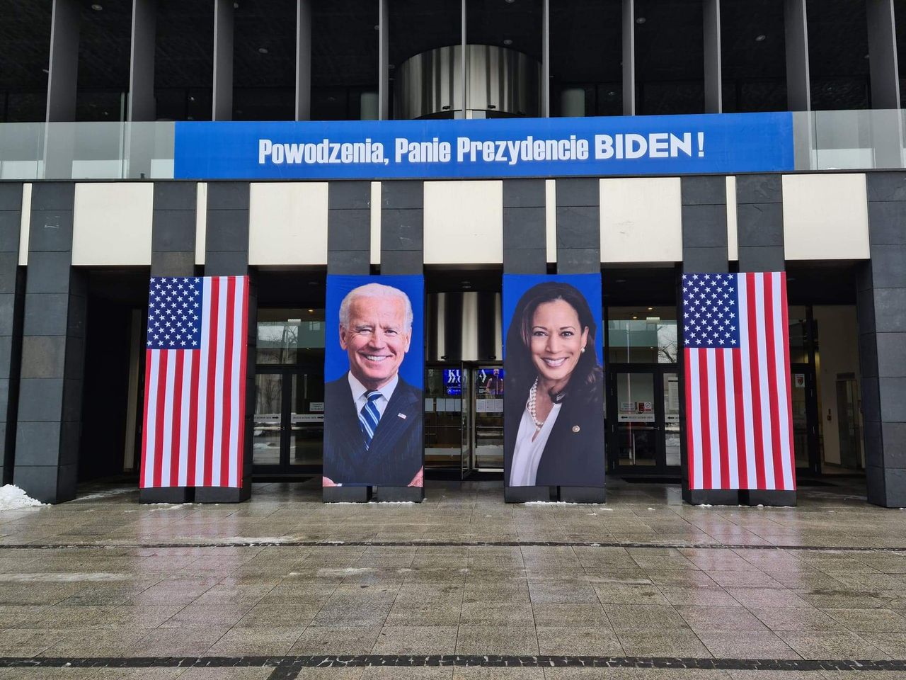 Joe Biden i Kamala Harris na instalacji przed wejściem do Urzędu Marszałkowskiego w Poznaniu