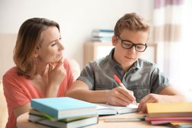 Nie mów do dziecka kontrolującym tonem, jeśli chcesz, żeby odrobiło pracę domową