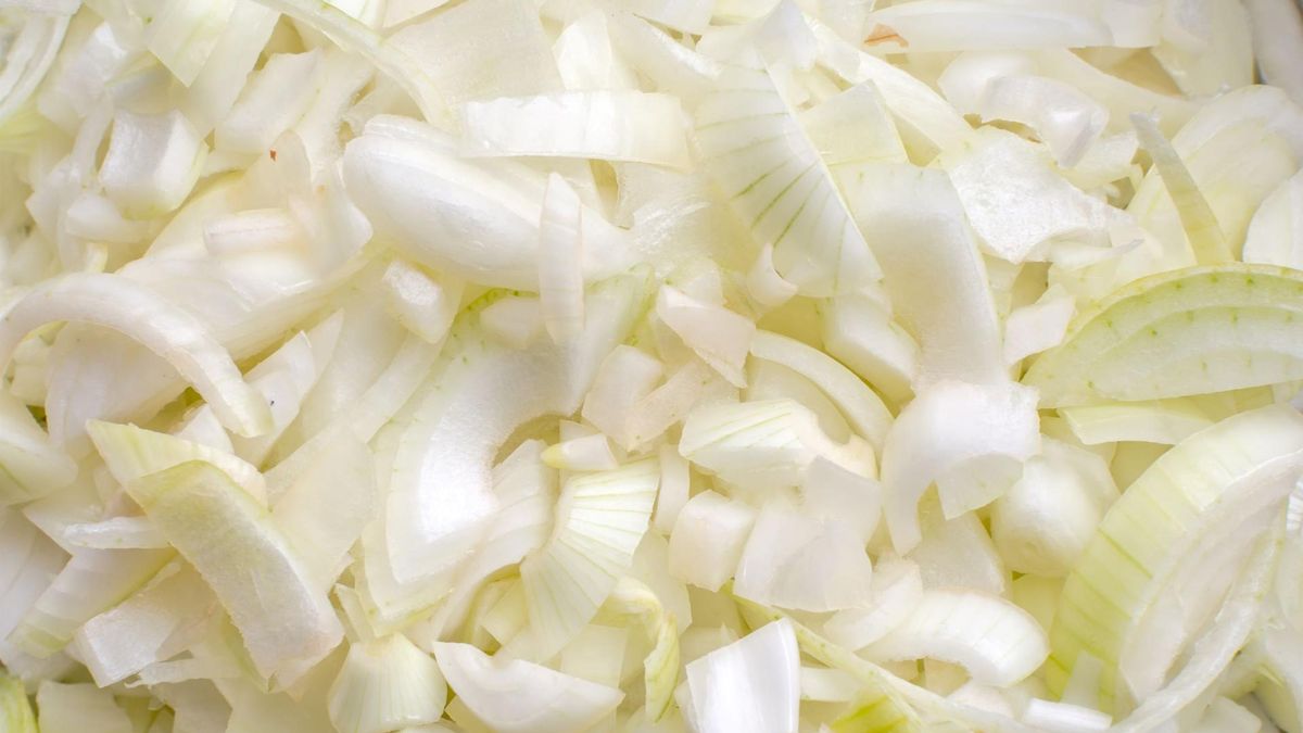 Cebula, choć zdrowa, może powodować problemy trawienne.