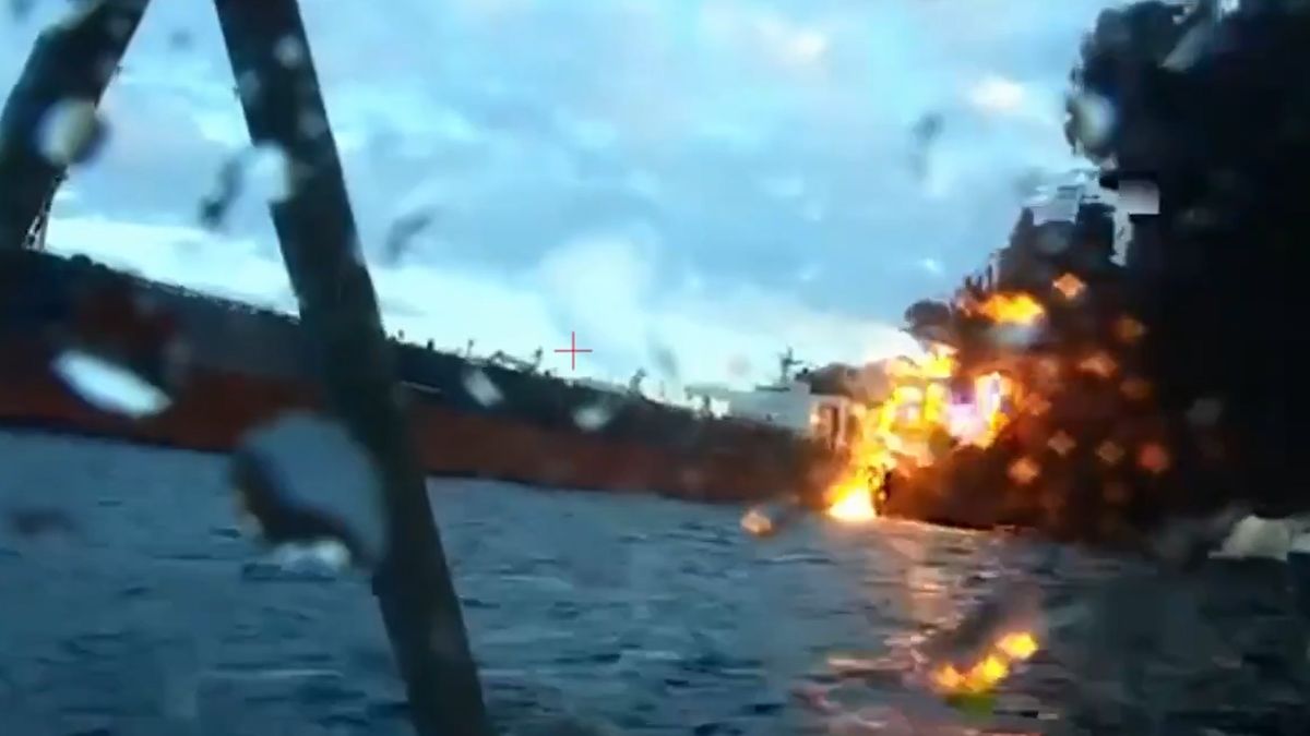 Moment ataku na tankowiec tzw. floty cieni