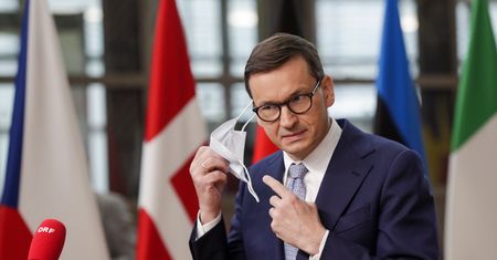 Wręczył Morawieckiemu nieprzyjemny "prezent". "Ten gest obnażył prawdę"