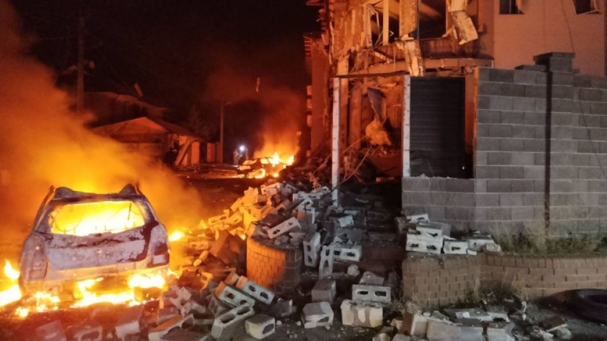 Zniszczenia po kolejnym rosyjskim ataku na Ukrainę
