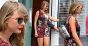 Taylor Swift odsłania nogi w pstrokatym kombinezonie