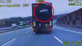 Wideo: tafla lodu spadła wprost przed radiowóz. Policjanci nie mieli litości