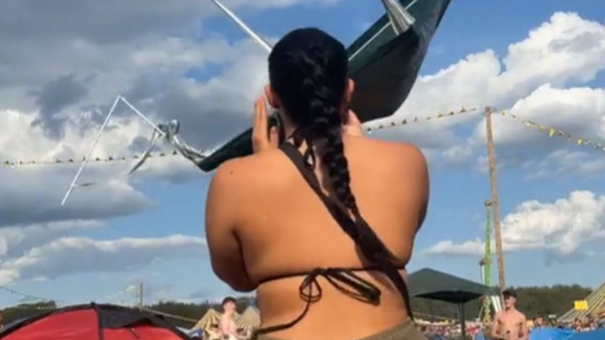 Namiot niemalże uderzył w kobietę