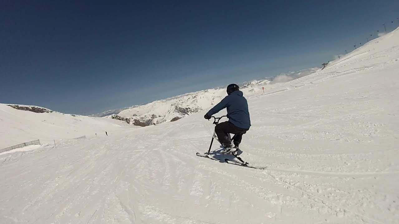 Karol Sekuła na stoku porusza się na skibike'u