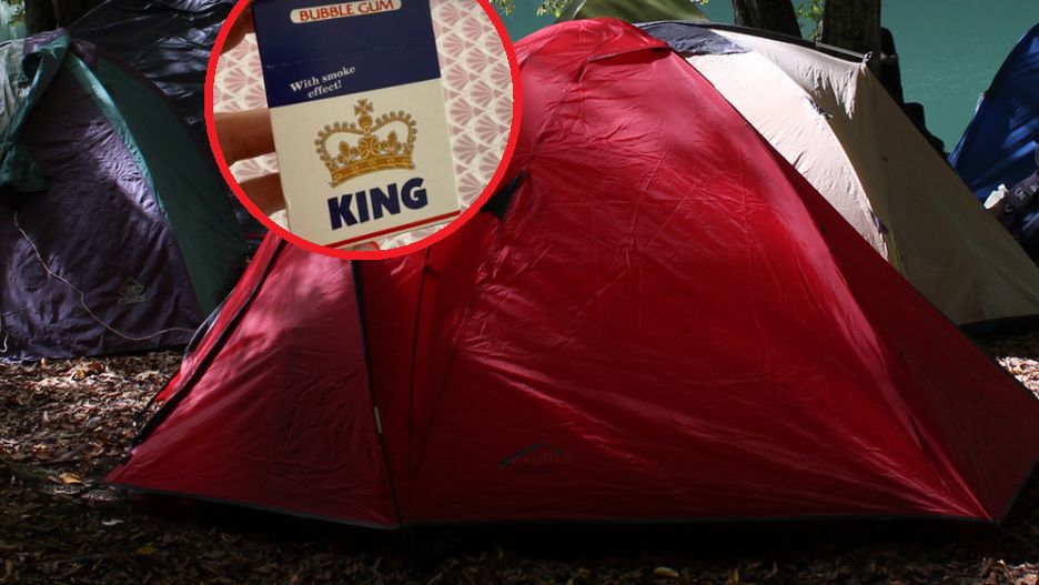 Dziewczynka podczas wizyty w sklepiku kempingowym zaopatrzyła się gumę do żucia, która przypominała paczkę papierosów