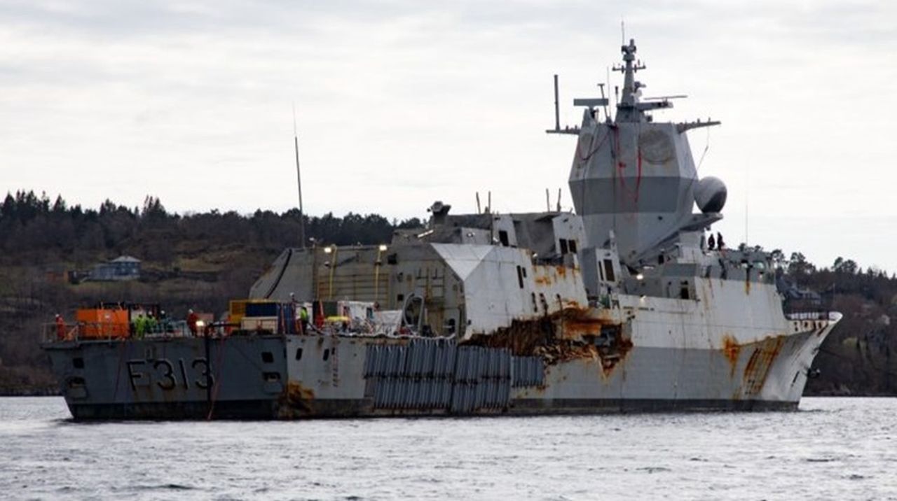 KNM Helge Ingstad (F313) typu Fridtjof Nansen z dobrze widocznymi uszkodzeniami kadłuba 