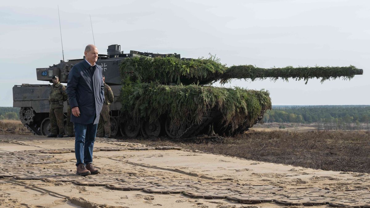 Kanclerz Olaf Scholz przed putinowską agresją unikał zdjęć na tle czołgów, teraz regularnie odwiedza zakłady zbrojeniowe