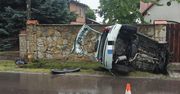 Wypadek w Chmielowie. Samochód uderzył w ogrodzenie. Dwie osoby poszkodowane