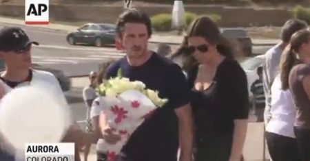 Christian Bale złożył kwiaty w miejscu masakry