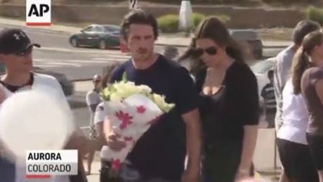 Christian Bale złożył kwiaty w miejscu masakry 