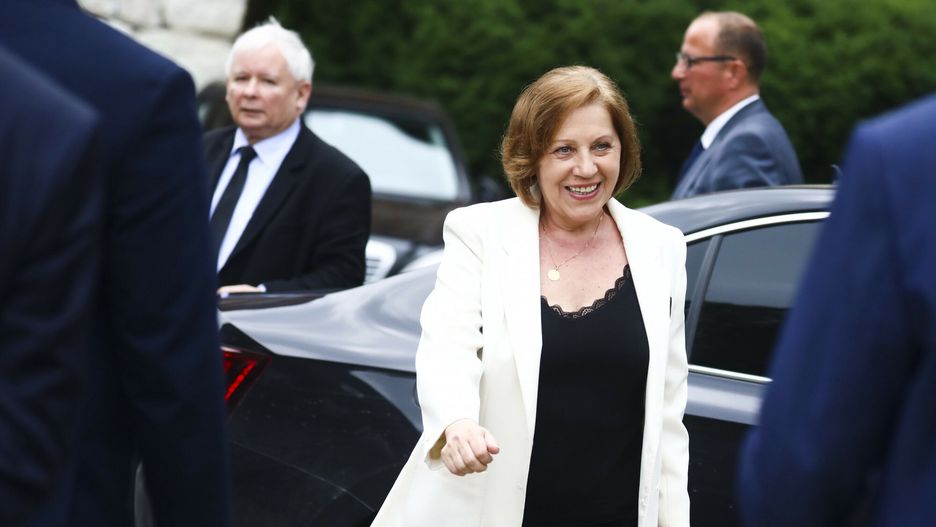 Barbara Skrzypek, czyli słynna "pani Basia". W tle Jarosław Kaczyński.