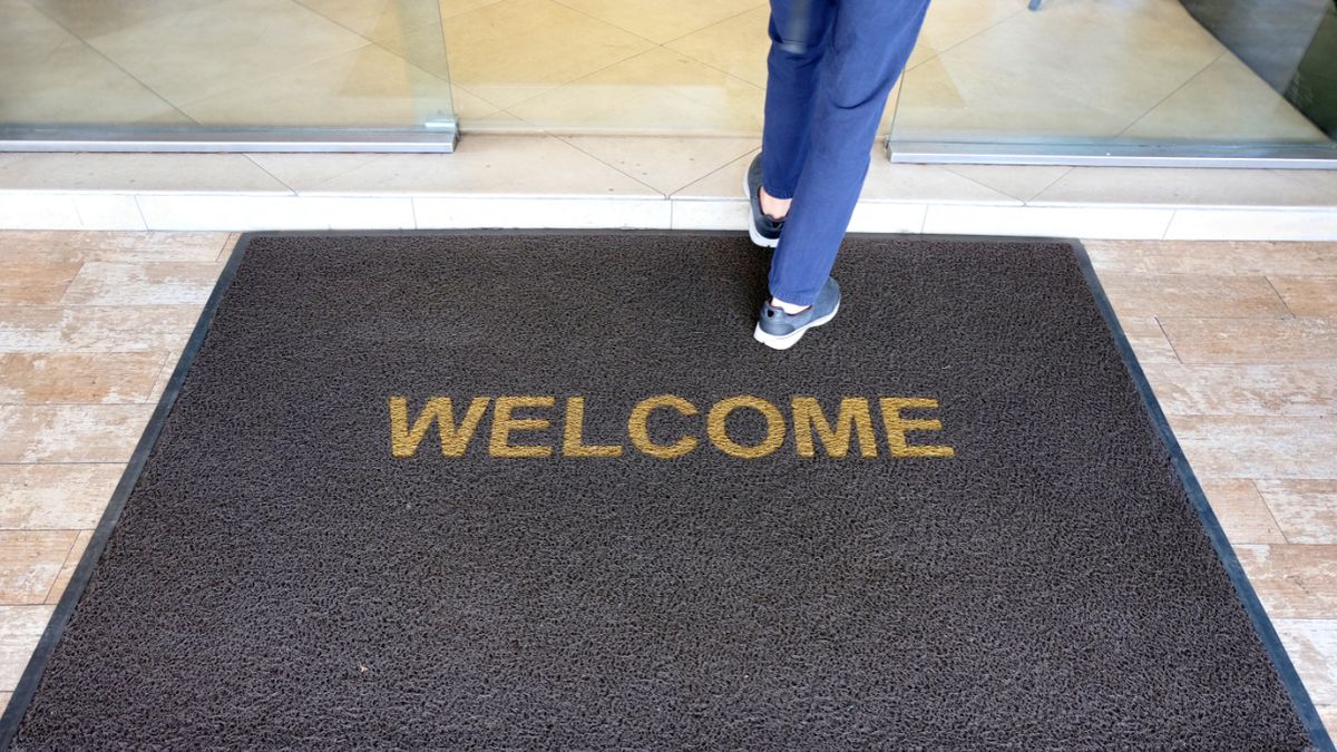 Mnóstwo alergenów takich jak kurz, pleśń, roztocza, zostaje przyniesionych do domu na podeszwach butów. Warto zatem zakupić wycieraczkę pod drzwi.