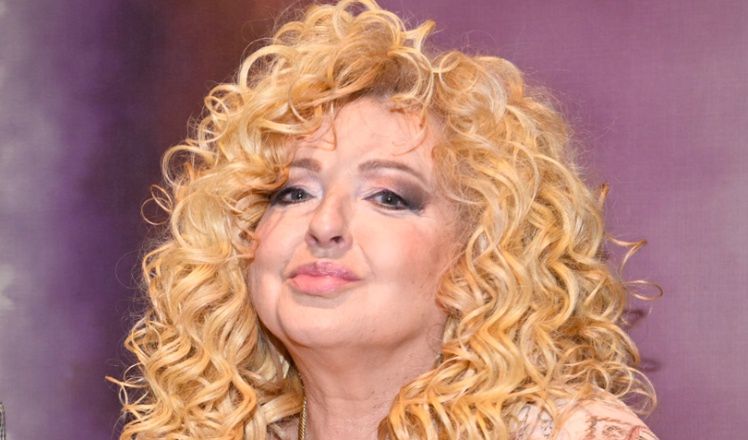 Magda Gessler w samym ręczniku pozuje pod prysznicem