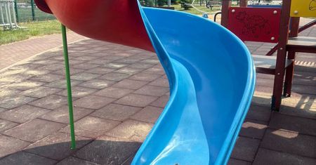 Zniszczono plac zabaw w Gulczewie. Wójt daje sprawcom czas do piątku