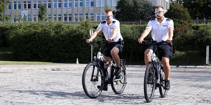Policjanci na elektrycznych rowerach