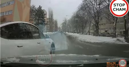 To mogło skończyć się podwójną tragedią. Kierowca Tesli się nie hamował