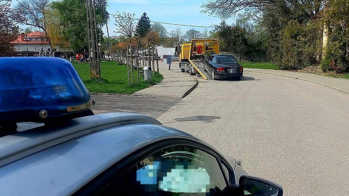 Mężczyzna wypadł z auta. Był pijany