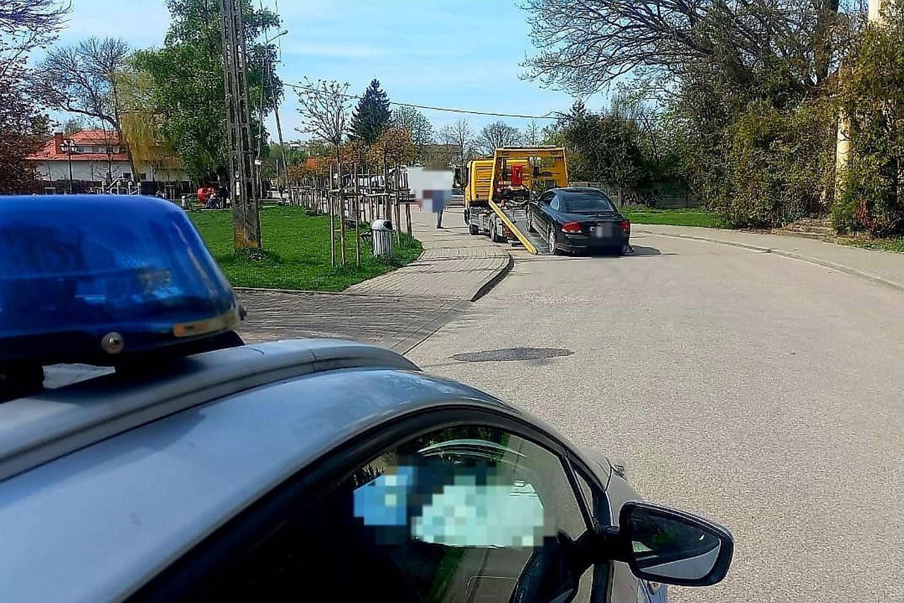 Mężczyzna wypadł z auta. Był pijany