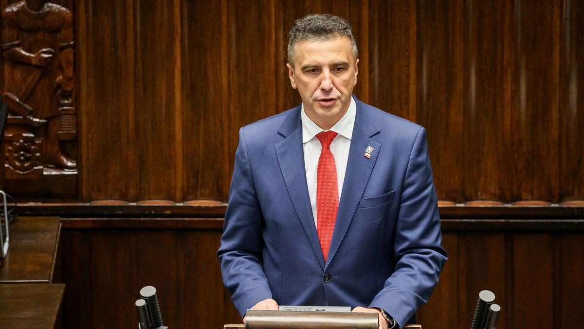 Zdjęcie przedstawia posła Jarosława Sachajkę przemawiającego z mównicy sejmowej 