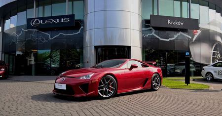 Rzadki Lexus LFA z Polski jest praktycznie nowy. Może być twój za 2,5 mln zł