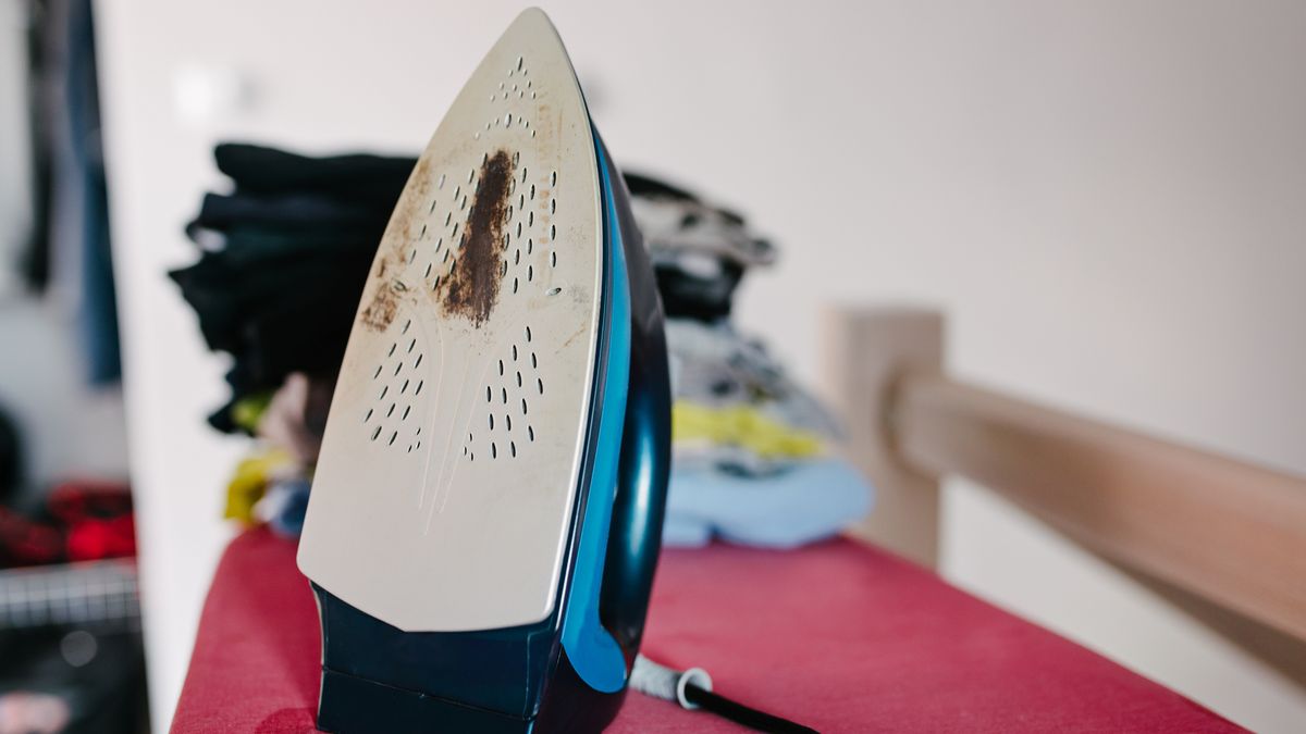 Paracetamol pomoże usunąć brudne ślady z żelazka. 