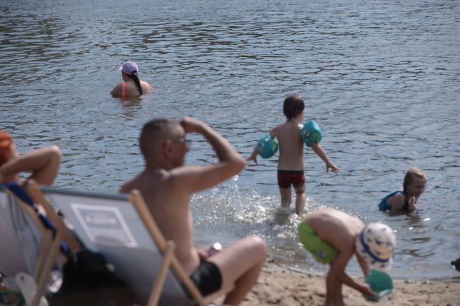 Warszawa, 16.07.2023. Warszawiacy odpoczywają na plaży nad Wisłą, 16 bm. Nad Polską nadal utrzymymują się masy upalnego powietrza zwrotnikowego. W Warszawie temperatura dochodzi do 35 stopni Celsjusza. (mr) PAP/Marcin Obara