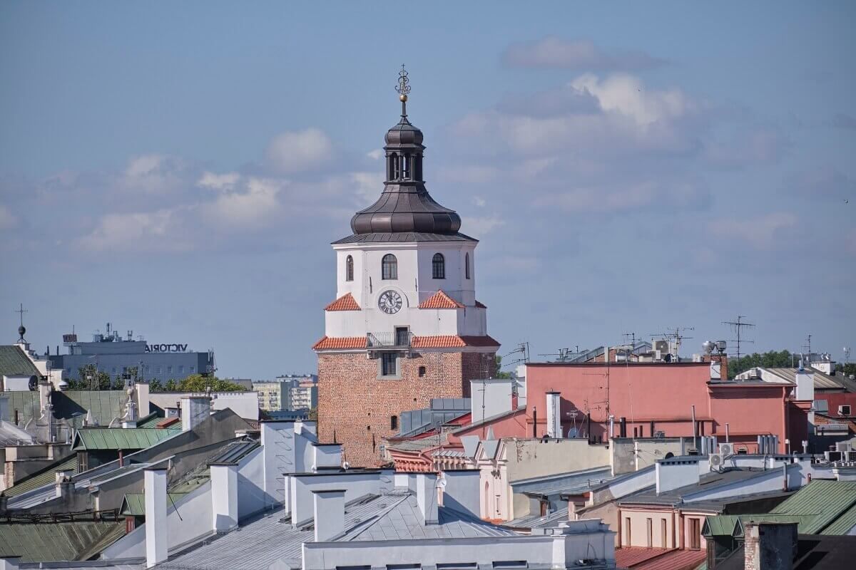 Widok na Bramę Krakowską ponad budynkami Starego Miasta Lublin
