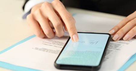 Czy musimy spłacać raty za telefon po zmarłej osobie? UKE wyjaśnia, co należy zrobić