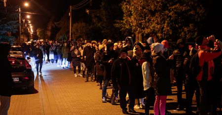 Donosili im herbatę. Stali w jednej z najdłuższych kolejek w Polsce