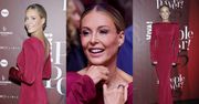 Pozbawiona zmarszczek Małgorzata Rozenek przyciąga spojrzenia w bordowej sukni (ZDJĘCIA)