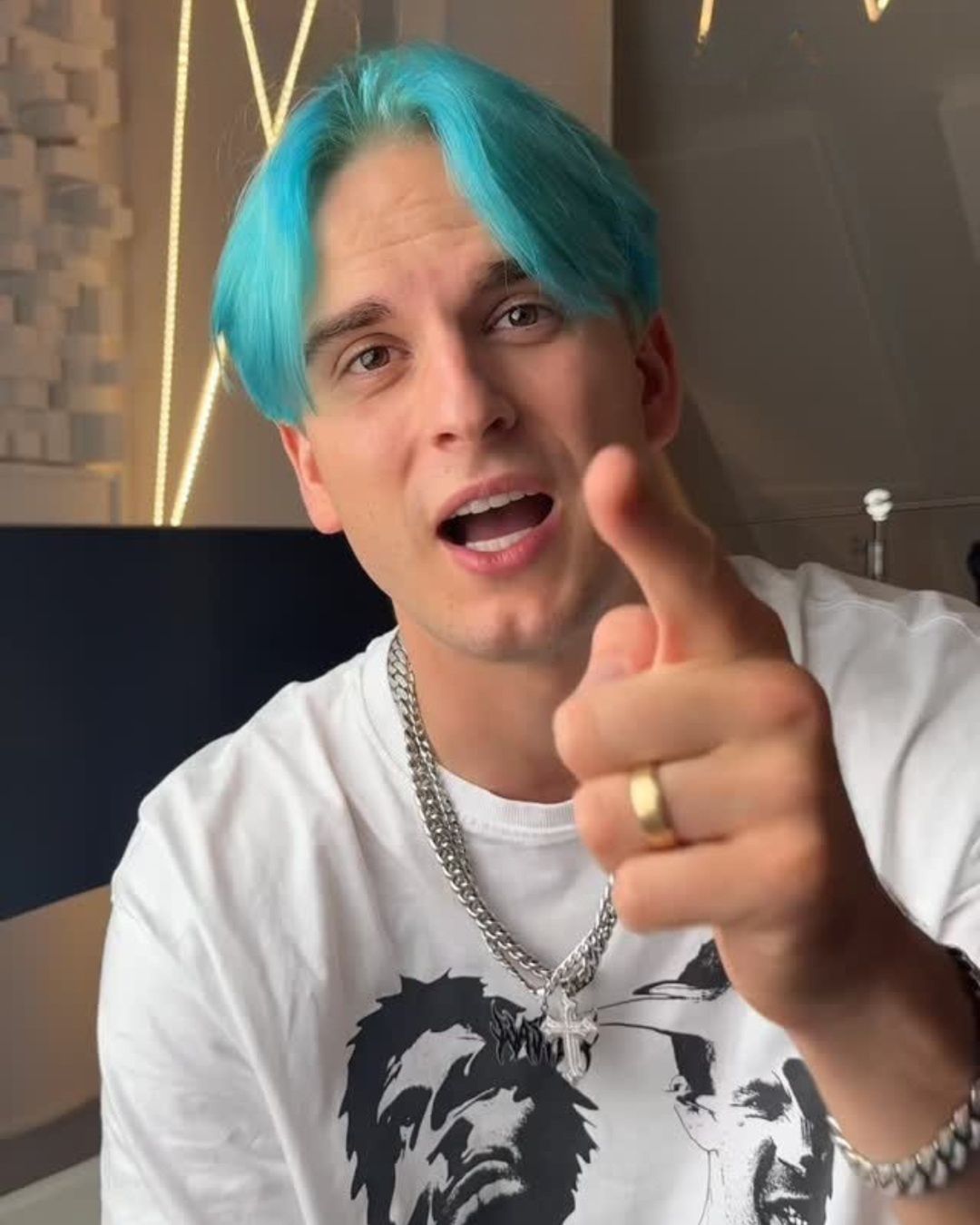 Tribbs wyprowadza się do Londynu