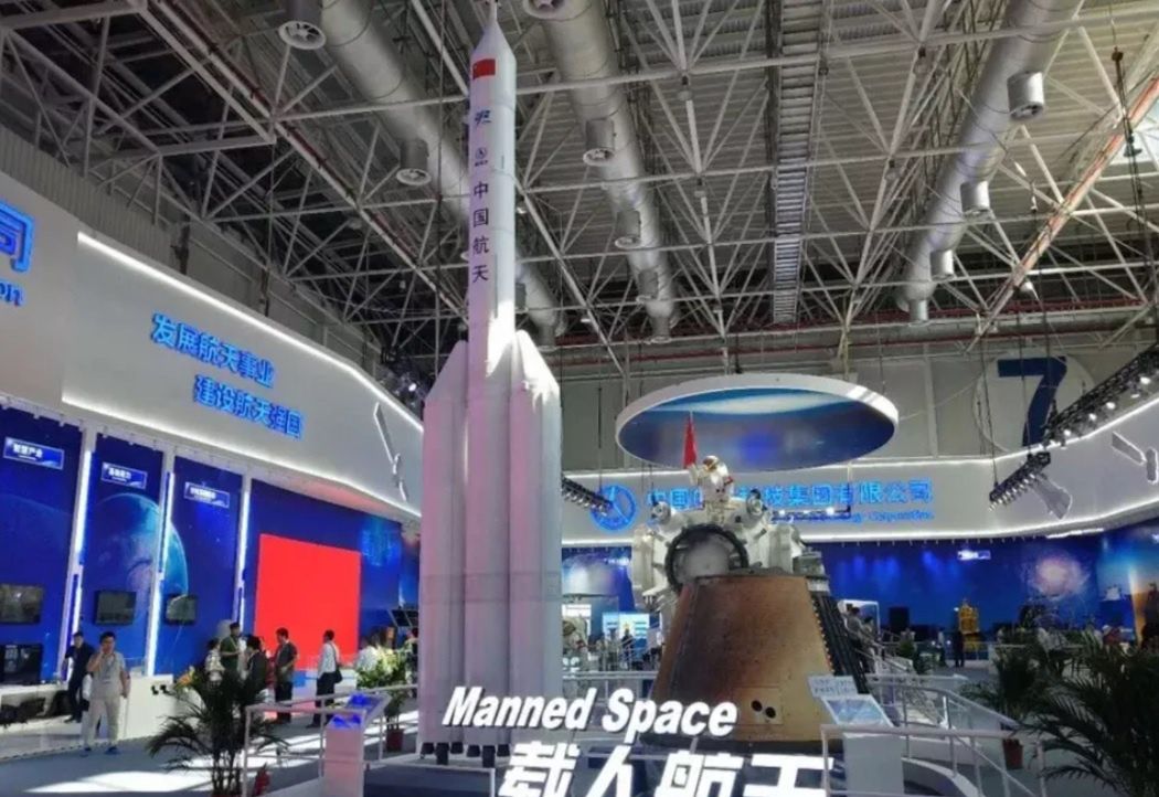 Chiny budują rakietę, która zabierze astronautów na Księżyc - Model nowego statku kosmicznego przeznaczonego do lotów załogowych zaprezentowany po raz pierwszy w 2018 roku
