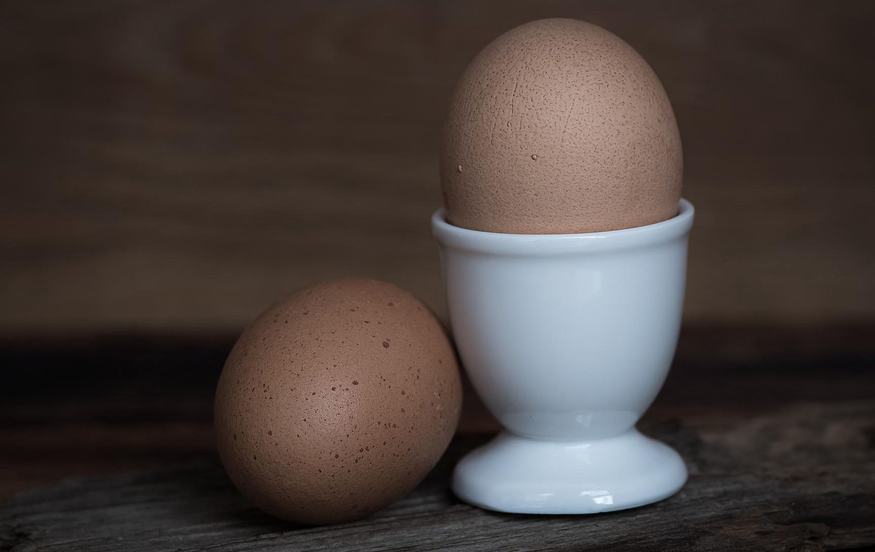 Jak szybko obrać jajko? Ten trik z TikToka to prawdziwy hit. Przyda się na Wielkanoc