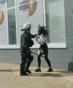 Akcja policji w Głogowie. Kobieta powalona na ziemię