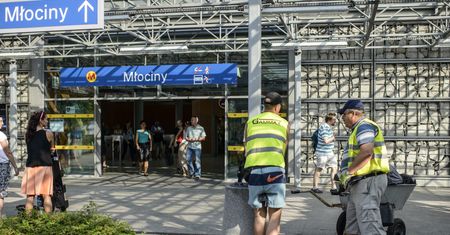 Warszawa. Ruch metra na Bielanach wstrzymany przez bagaż