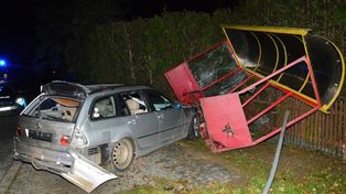 Rozpędzone BMW potrąciło pieszego. 17-letni kierowca zostawił ciężko rannego mężczyznę bez pomocy