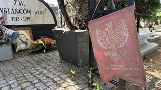 W wstydzie mówi mieszkaniec Leszna. Brudny proporzec i suche kwiaty przy Pomniku Powstańców Wielkopolskich