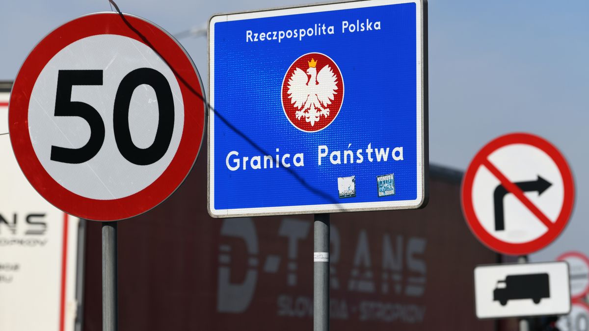 Darek Delmanowicz
coronavirus, covid 19, covid-19, epidemia, granica, graniczna, kontrola, koronawirus, punkt kontrolny, SARS-CoV-2, tablica informacyjna, znak drogowy