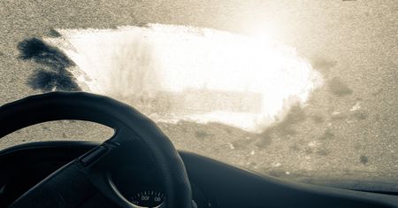 Dlaczego szyby w samochodzie zamarzają od środka? To główna przyczyna