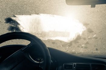 Dlaczego szyby w samochodzie zamarzają od środka? To główna przyczyna