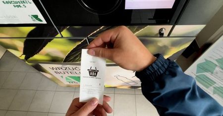 Wrzuć plastikową butelkę i zgarnij nagrodę. Taki automat stanął w Polsce